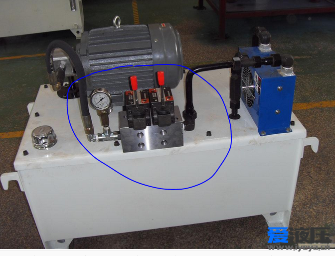 液压站上面的油路板是怎么固定在油箱盖上面的，图中的是把它焊上去的吗？还是没固定？