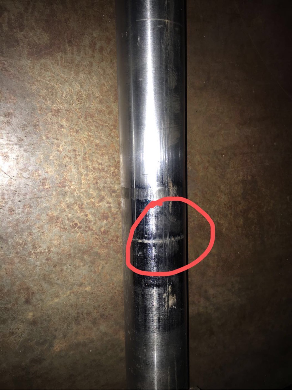 油缸仅用两个月就出现脱铬漏油现象,请问是什么原因导致的