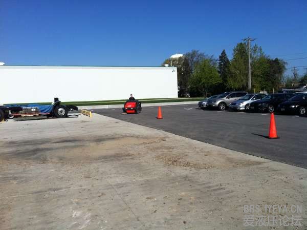 远处的各门正在测试扫地车