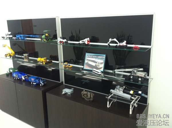 展示柜，玩具挺多