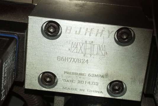 三位四通电磁换向阀