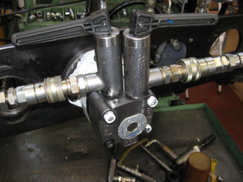 有人知道图片上的是什么快换液压插头吗？