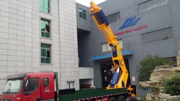 交车啦，随车吊3200，客户已经迫不及待地就地试车啦