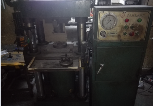 有没有对四柱液压机比较熟悉的。