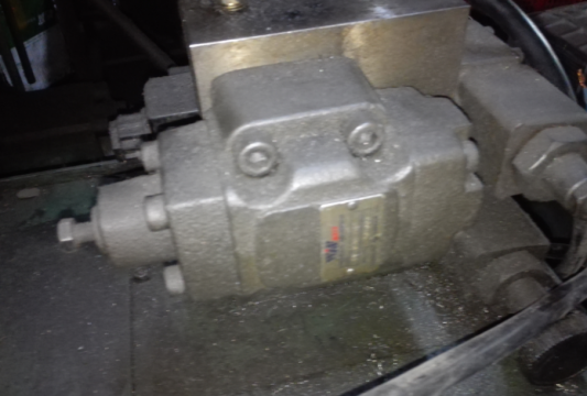 有没有对四柱液压机比较熟悉的。