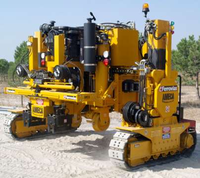 各位大侠，下面这个设备的升降，怎么实现同步比较好？