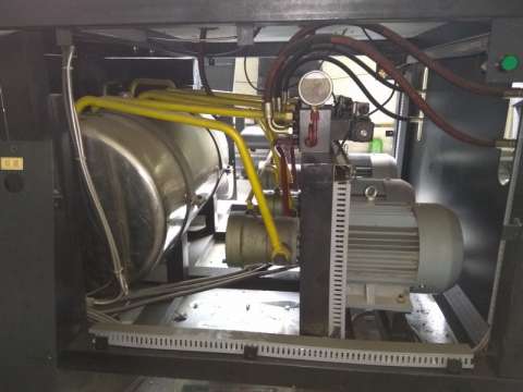 请问图中柱塞泵吸油口与油箱相连的地方怎么拆卸？