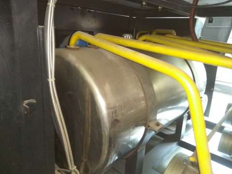 请问图中柱塞泵吸油口与油箱相连的地方怎么拆卸？