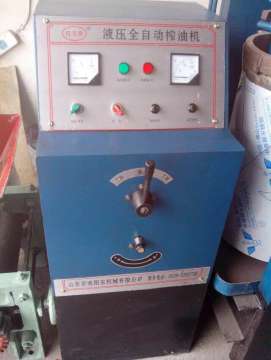 2012年买的液压榨油机　机器一启动调压阀上的密封圈就会断裂　高手们　小弟不才