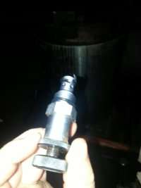 2012年买的液压榨油机　机器一启动调压阀上的密封圈就会断裂　高手们　小弟不才